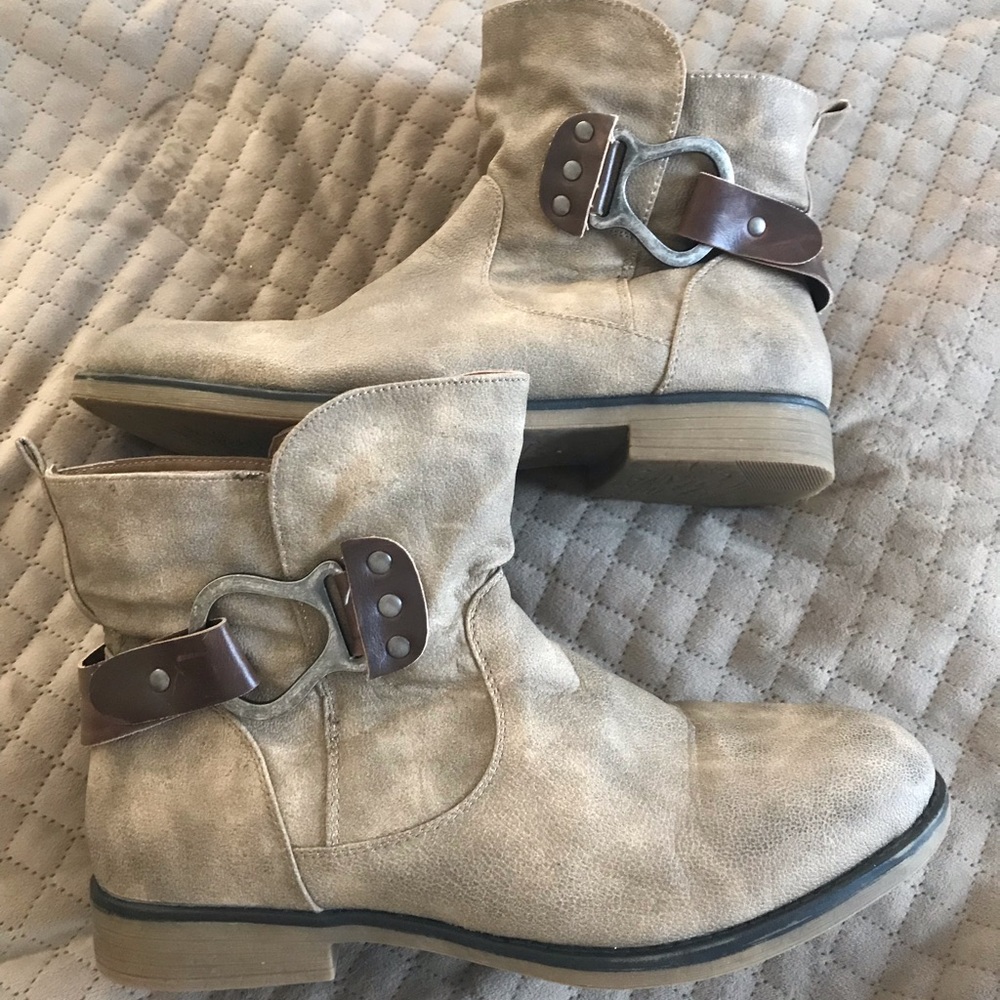 Women’s Muk Luks size 9 ankle boots